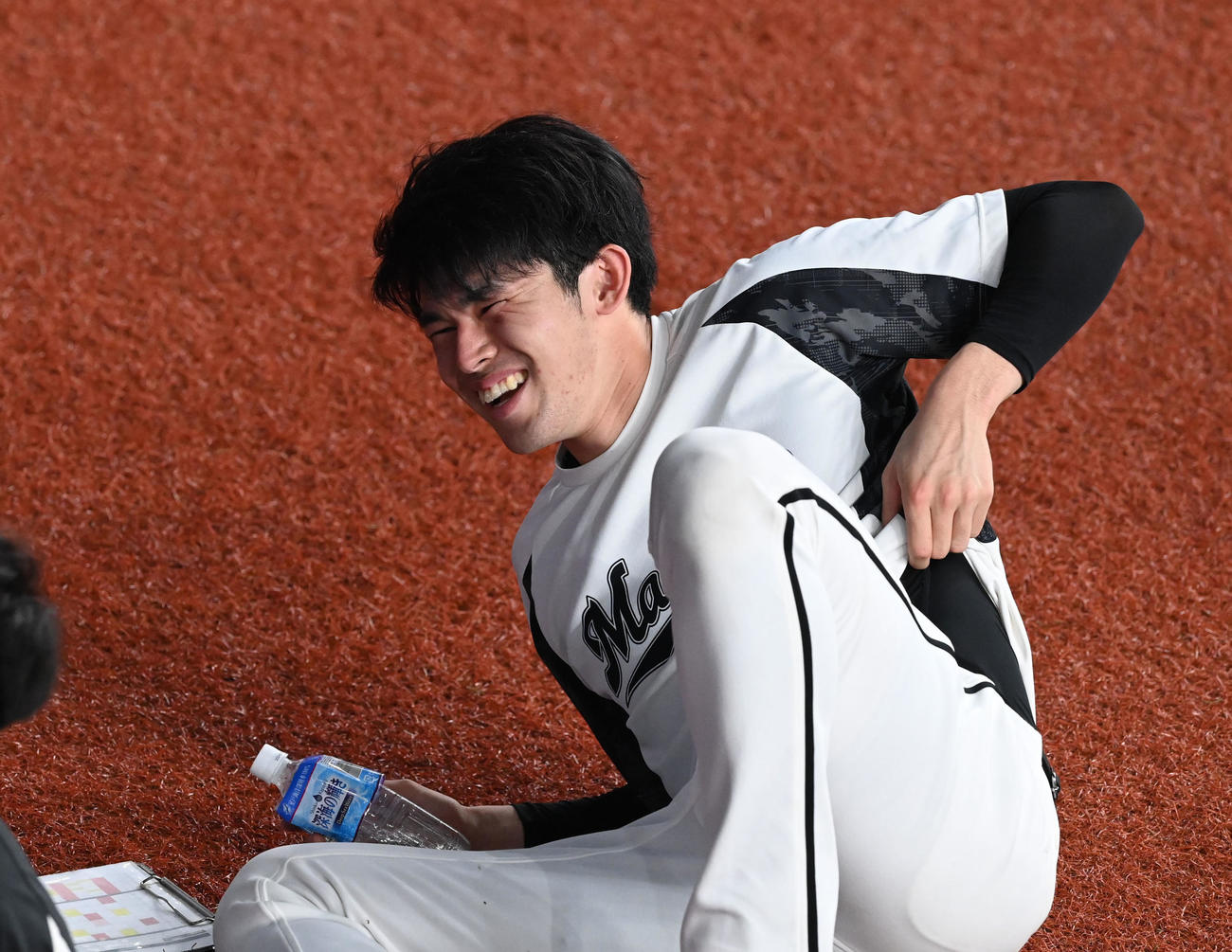 オリックス対ロッテ　練習で笑顔を見せるロッテ佐々木朗（撮影・前岡正明）
