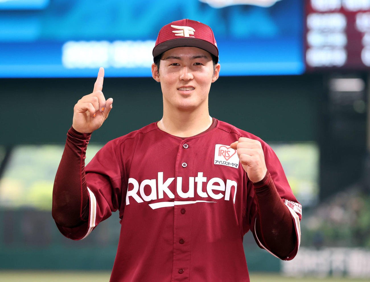西武対楽天　今季初出場で初本塁打を放った楽天太田は「1」のポーズで笑顔（撮影・浅見桂子）