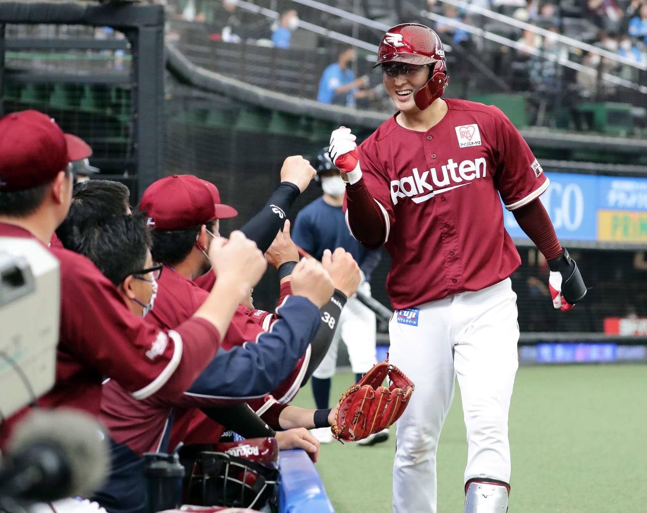 西武対楽天　8回表楽天2死、太田は左越えソロ本塁打を放ち、笑顔でナインとハイタッチ（撮影・浅見桂子）