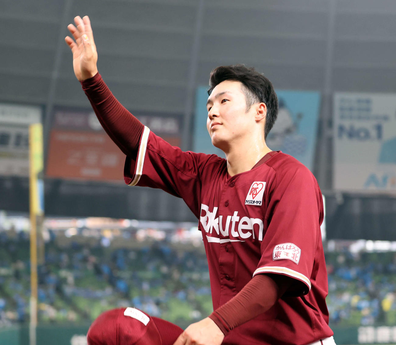 西武対楽天　今季初出場で1号本塁打を放った楽天太田はヒーローインタビューの後、スタンドに手を振る（撮影・浅見桂子）