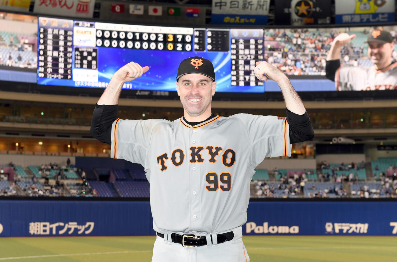 中日対巨人　来日初勝利を飾りガッツポーズを決める巨人シューメーカー（撮影・たえ見朱実）