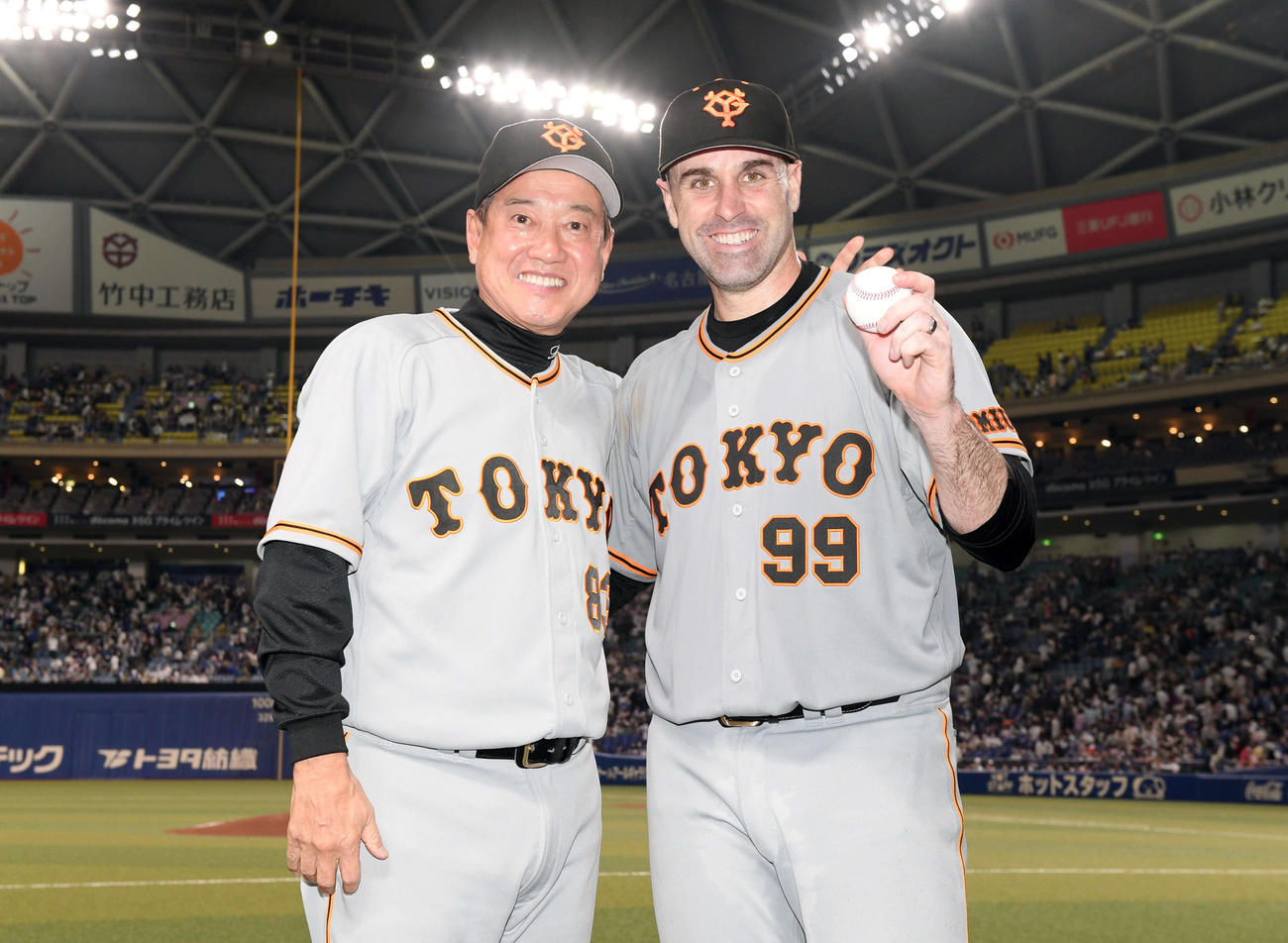 中日対巨人　来日初勝利を飾り原監督（左）と笑顔を見せる巨人シューメーカー（撮影・たえ見朱実）