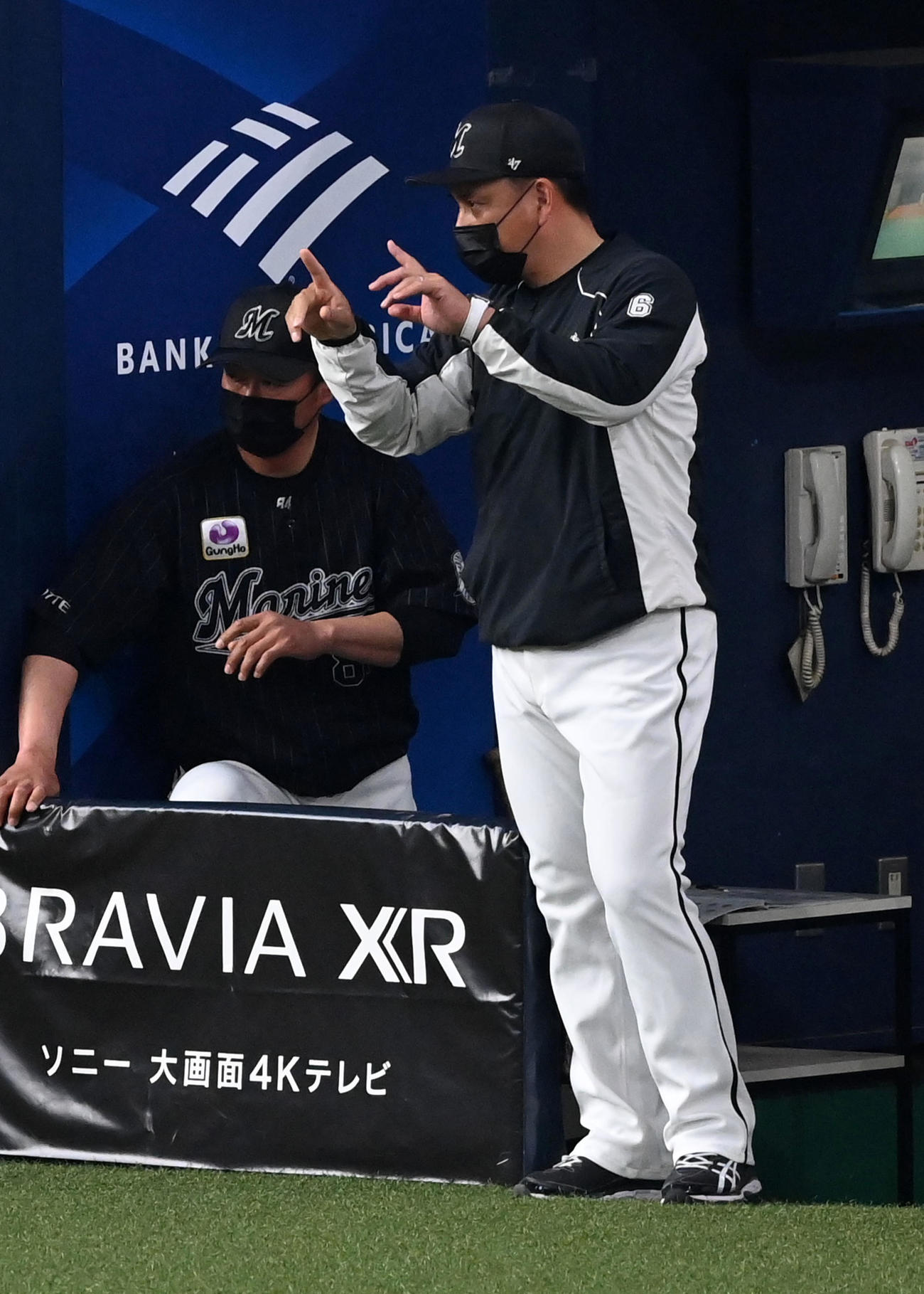オリックス対ロッテ　11回裏オリックス1死一、三塁、来田の生還の判定にリクエストする井口監督（撮影・前岡正明）