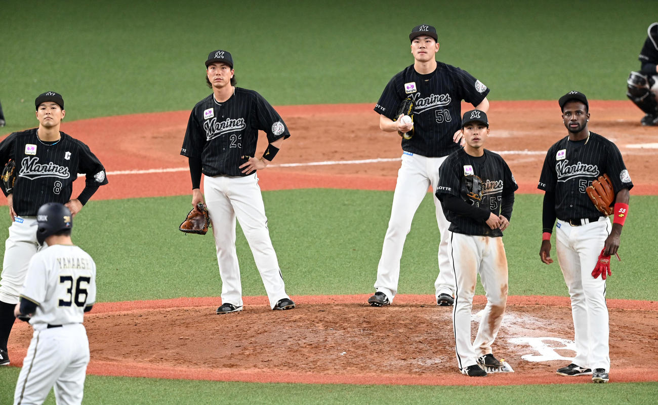 オリックス対ロッテ　11回裏オリックス1死一、三塁、井口監督のリクエストの結果を待つ小沼（中央）、中村奨（左奥）らロッテナイン（撮影・前岡正明）