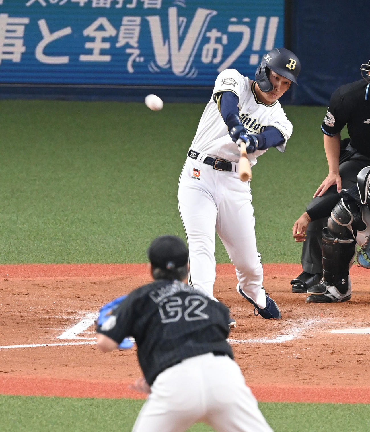 オリックス対ロッテ　10回裏オリックス1死一、三塁、吉田正は右犠飛を放つ。投手益田（撮影・前岡正明）