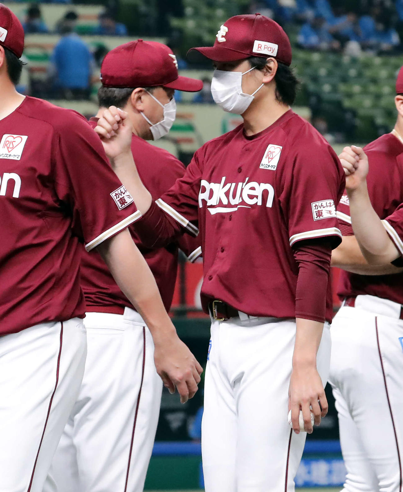 西武対楽天　2勝目を挙げた楽天涌井（右）はナインとグータッチ（撮影・浅見桂子）