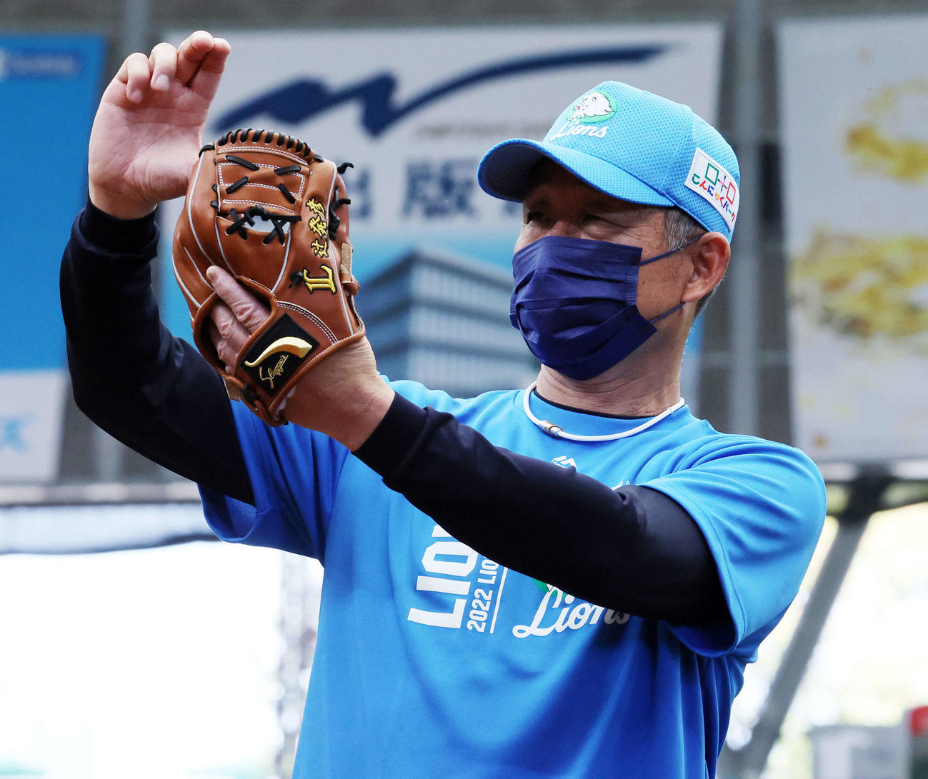 西武対楽天　スタンドから向けられたカメラにポーズをとる西武辻監督（撮影・浅見桂子）