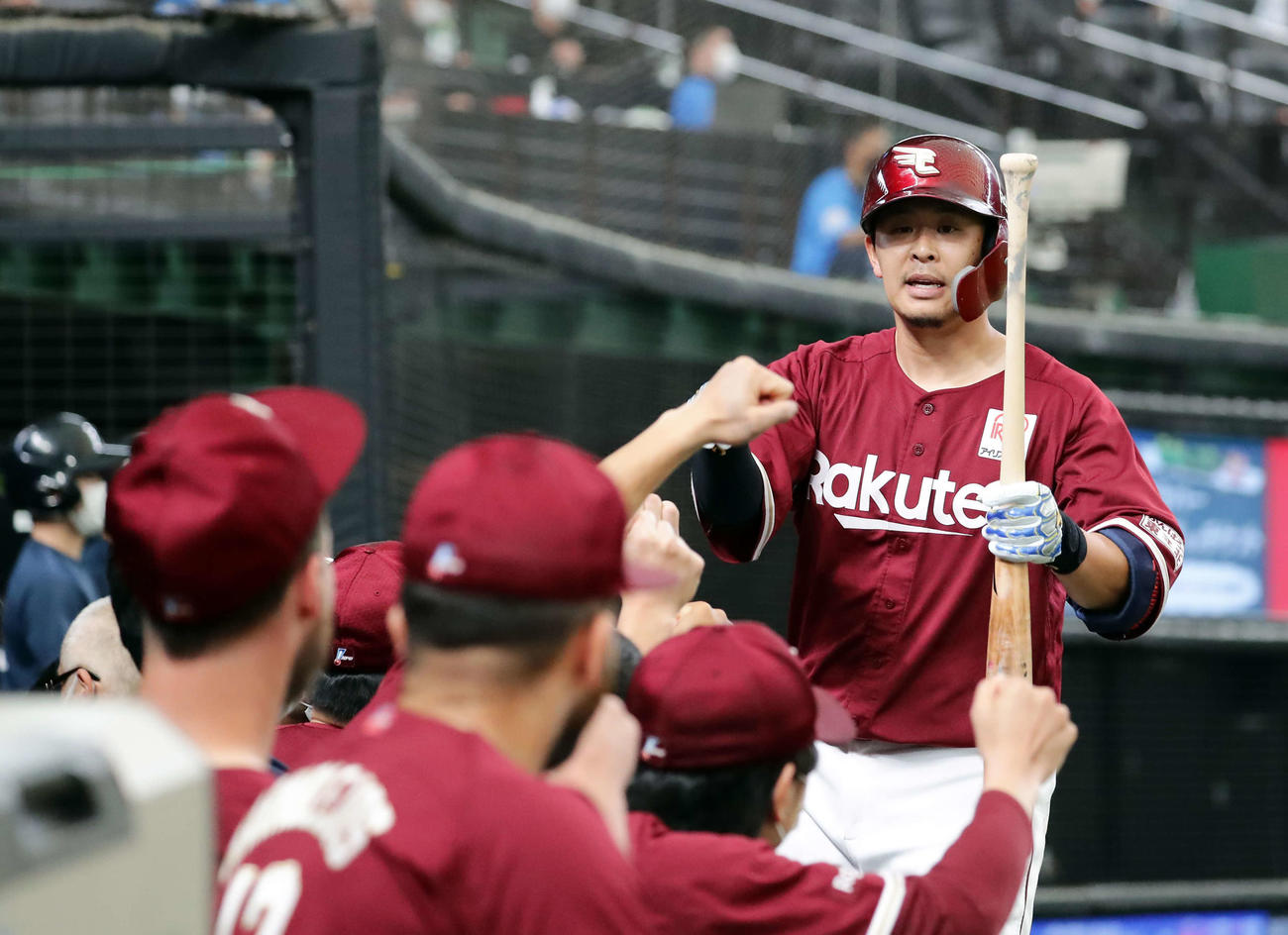 西武対楽天　9回表楽天1死、浅村は右越えソロ本塁打を放ち、ナインとハイタッチ（撮影・浅見桂子）