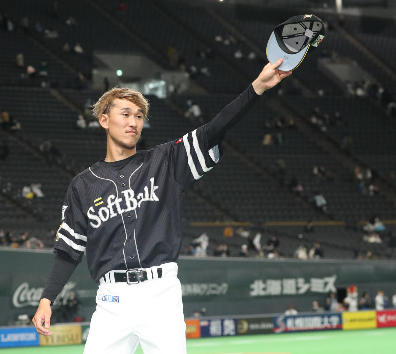 日本ハム対ソフトバンク　スタンド応援席のファンに手を振るソフトバンク三森（撮影・佐藤翔太）