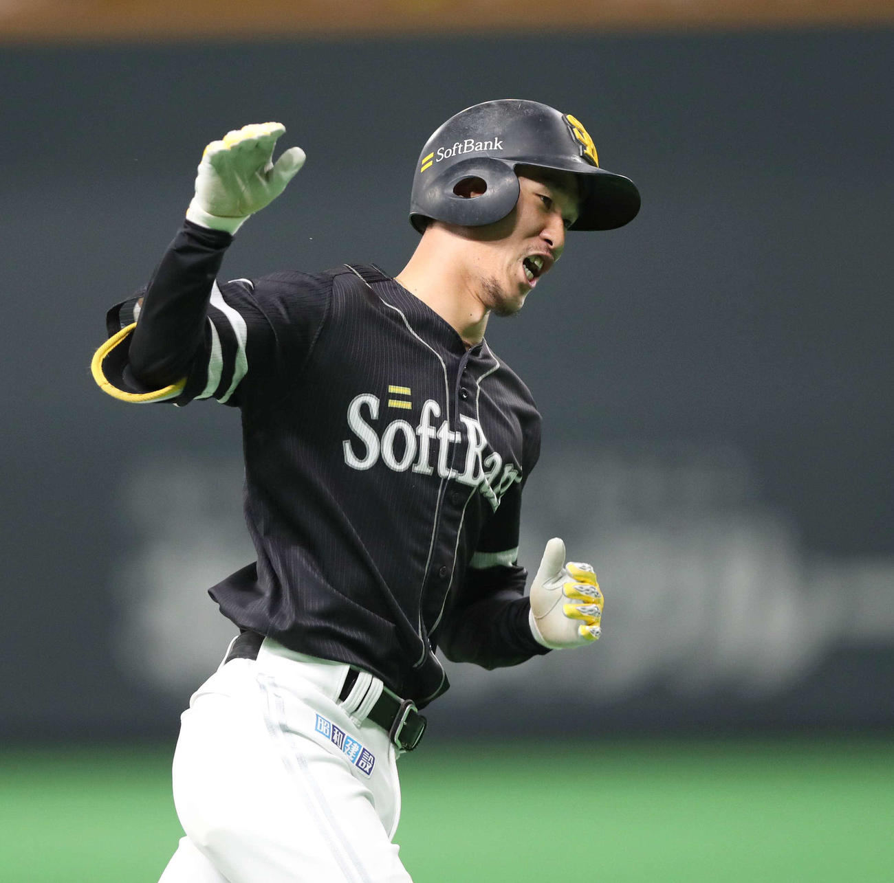 日本ハム対ソフトバンク　2回表ソフトバンク2死一、三塁、右越え3点本塁打を放ち笑顔の三森（撮影・黒川智章）