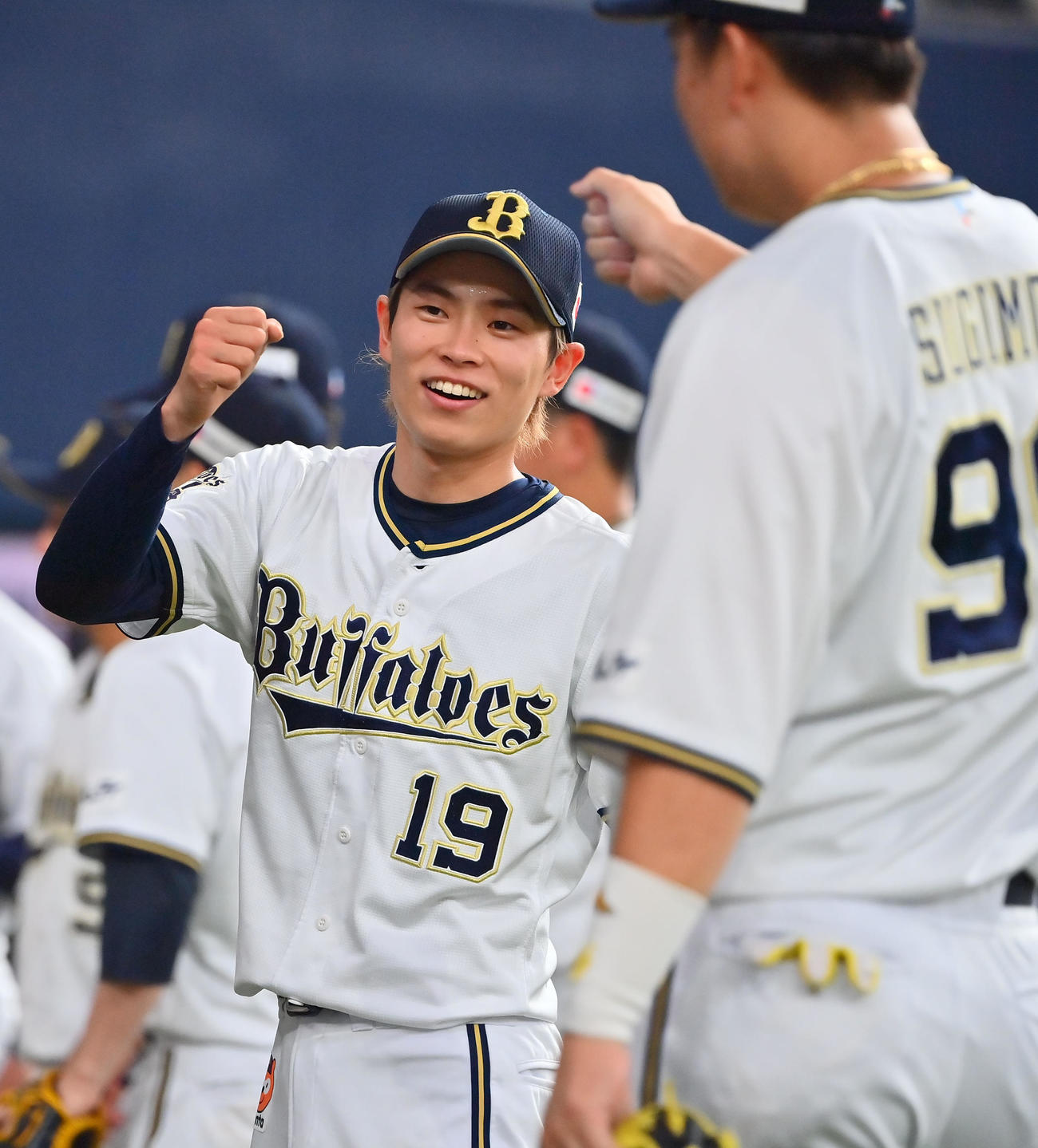 オリックス対ロッテ　5回表ロッテ無死、松川の打球を好捕した杉本（右）とグータッチする山岡（撮影・和賀正仁）