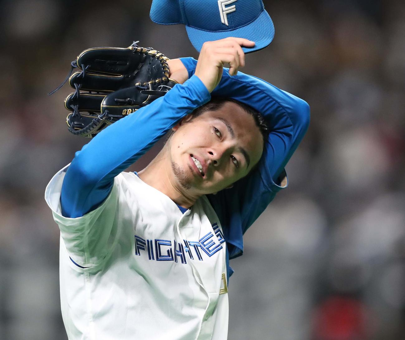 日本ハム対ソフトバンク　2回表、4失点し汗を拭いてベンチに引き揚げる上沢（撮影・黒川智章）