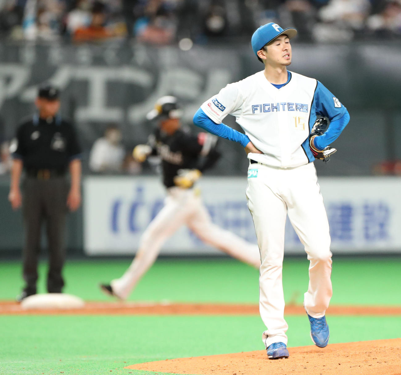 日本ハム対ソフトバンク　2回表ソフトバンク2死一、三塁、三森（左後方）に勝ち越しとなる右越え3点本塁打を浴びる上沢（撮影・佐藤翔太）