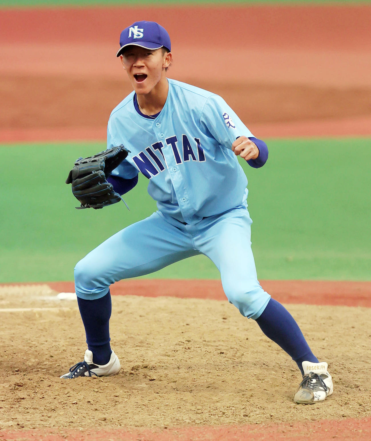 日体大対筑波大　完投勝利を挙げ喜ぶ日体大・矢沢（撮影・野上伸悟）