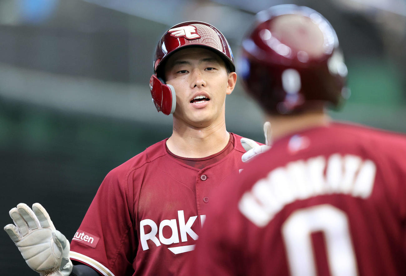 西武対楽天　4回表楽天1死満塁、小深田の勝ち越しの右犠飛で生還した辰己はナインとハイタッチ（撮影・浅見桂子）