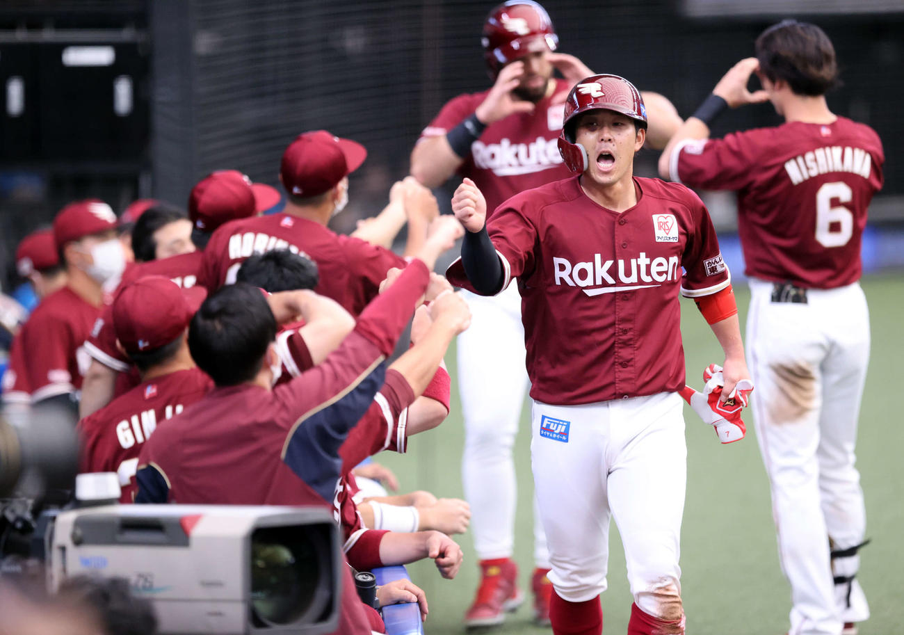 西武対楽天　4回表楽天無死二、三塁、辰己の右前適時打で同点の生還をした鈴木大（右）は小躍りしながらナインとハイタッチ（撮影・浅見桂子）