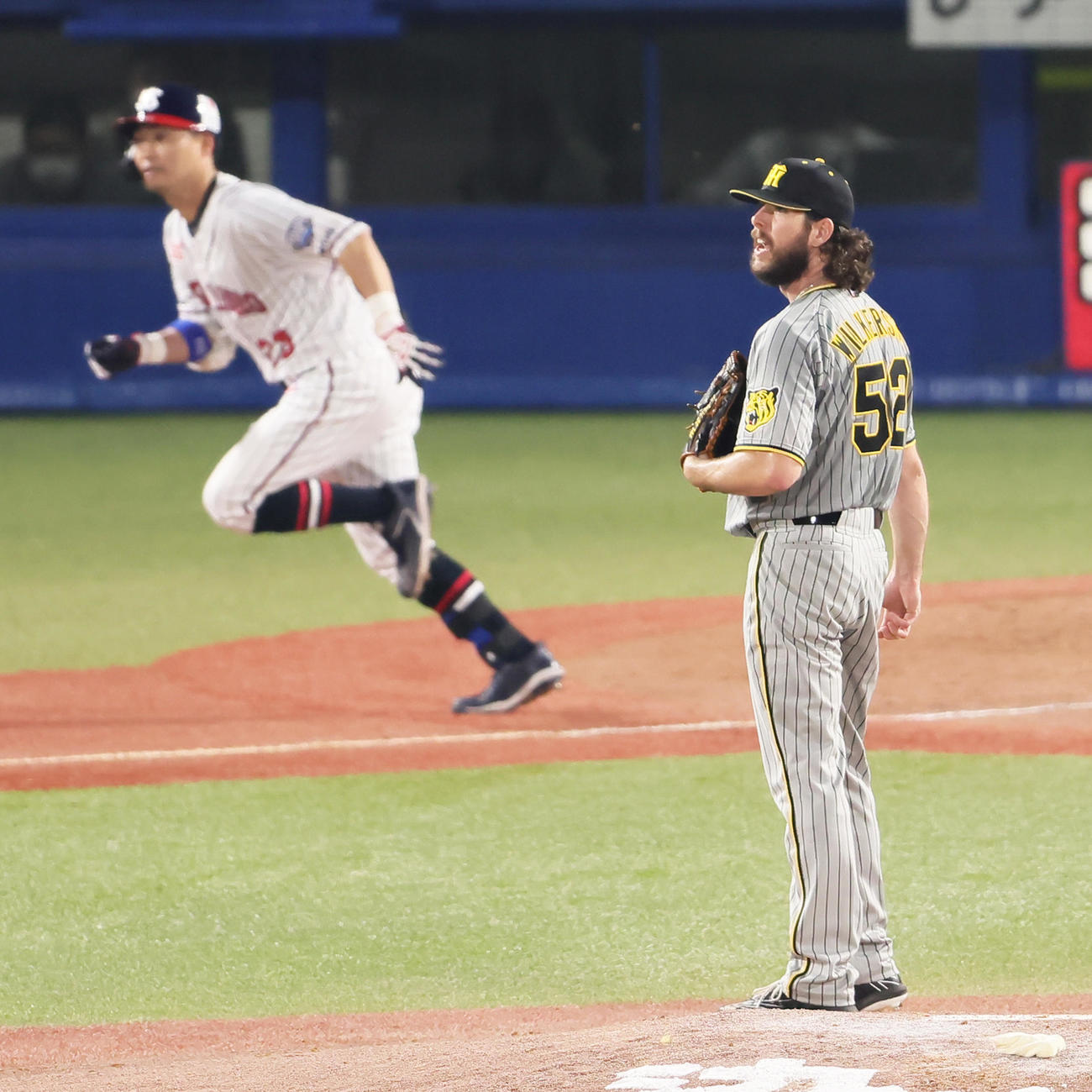 ヤクルト対阪神4回裏ヤクルト無死、青木（左）に右越え本塁打を浴びるウィルカーソン（撮影・足立雅史）