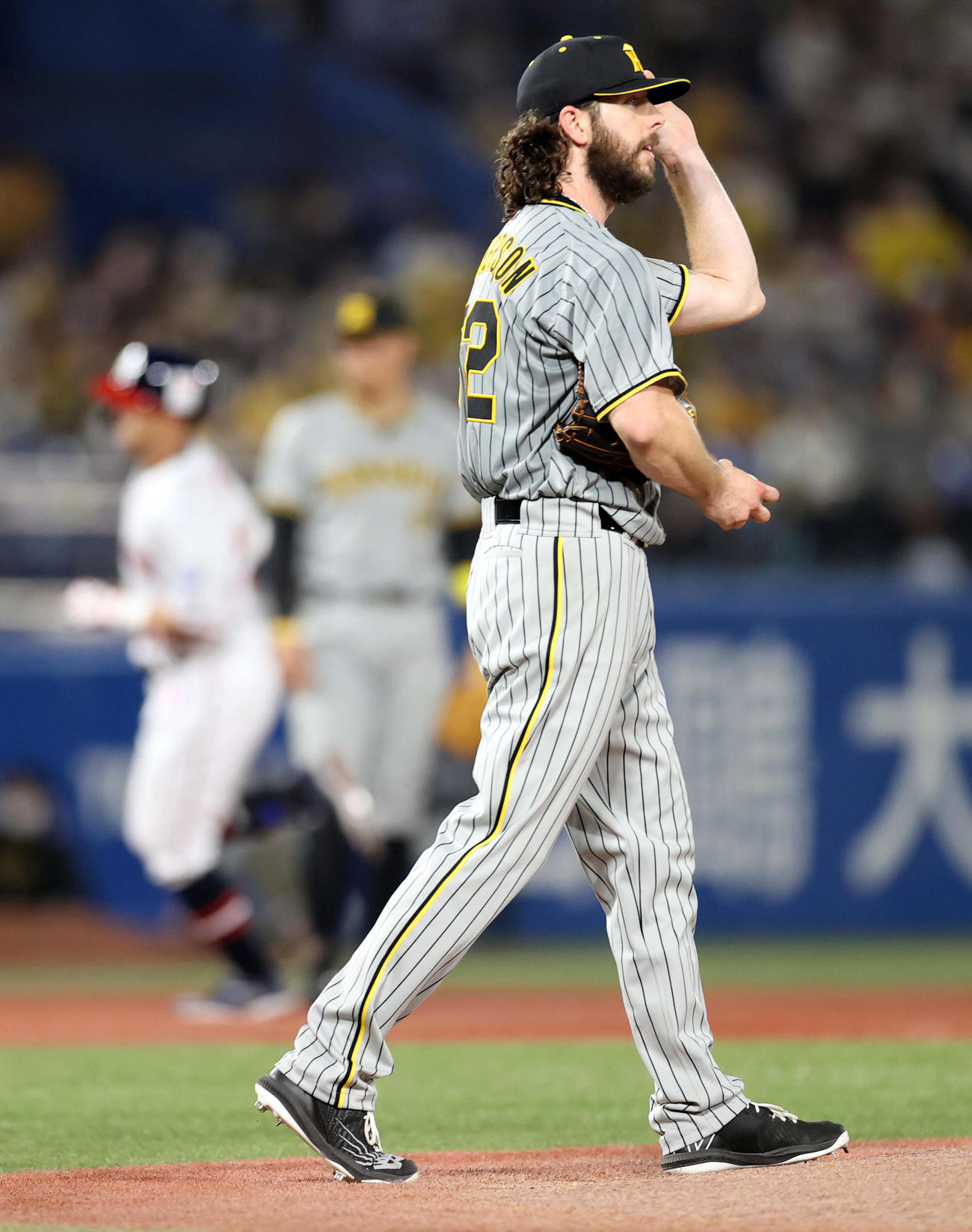 ヤクルト対阪神　4回裏ヤクルト無死、ヤクルト青木（後方）に先制ソロ本塁打を浴びる阪神先発ウィルカーソン（撮影・狩俣裕三）