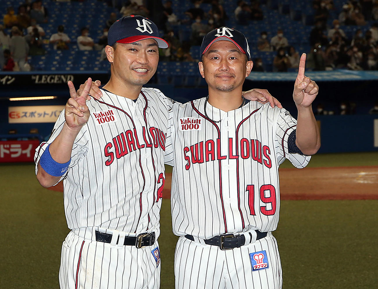 ヤクルト対阪神　ヒーローインタビュー後、青木（左）と21年連続勝利を祝う石川（撮影・狩俣裕三）