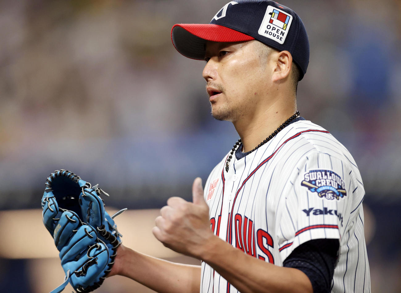 ヤクルト対阪神　6回表を抑え、チームメートにサムズアップするヤクルト先発の石川（撮影・狩俣裕三）