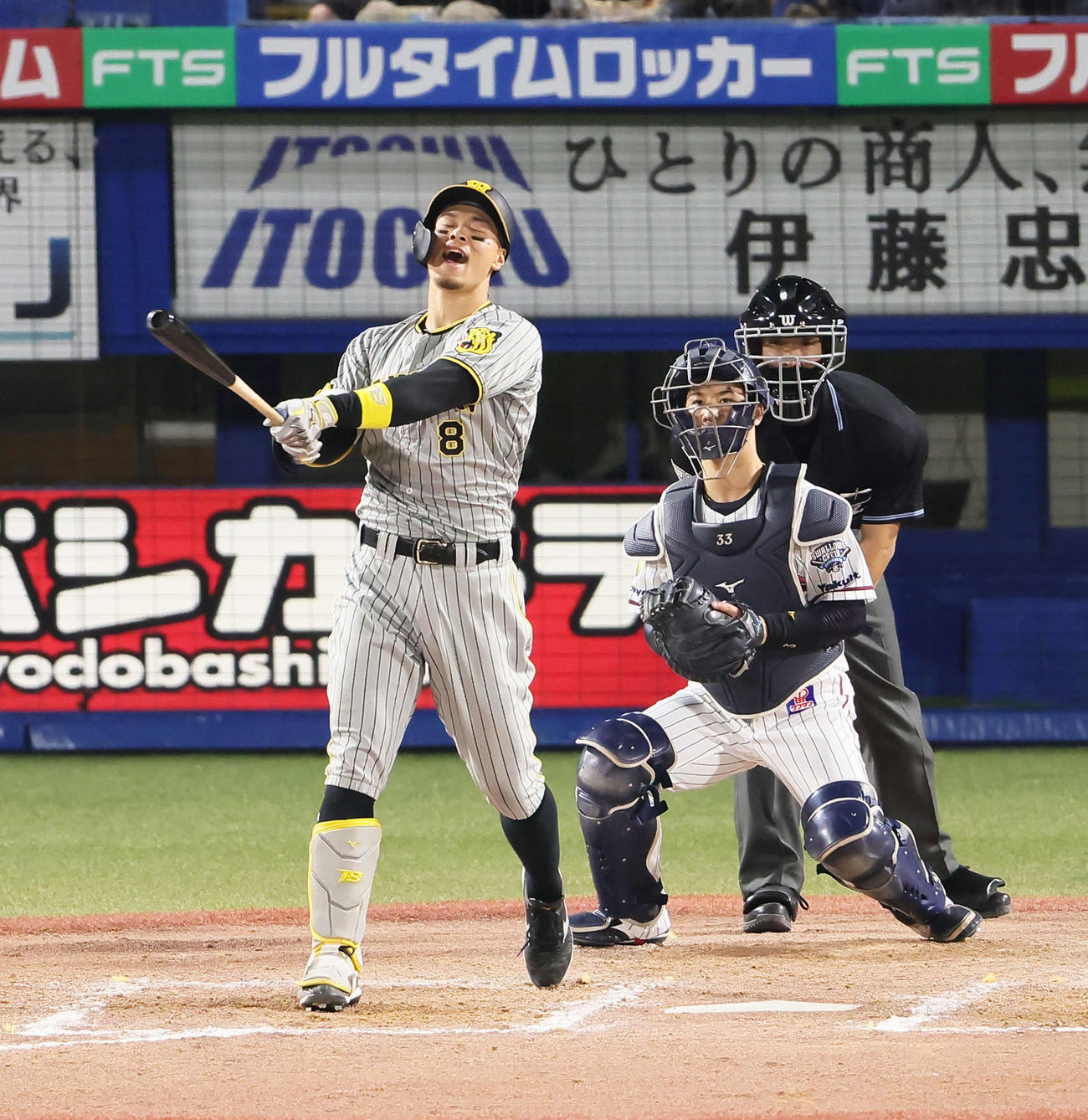 ヤクルト対阪神　9回表阪神2死、空振り三振に倒れ悔しがる佐藤輝（撮影・足立雅史）