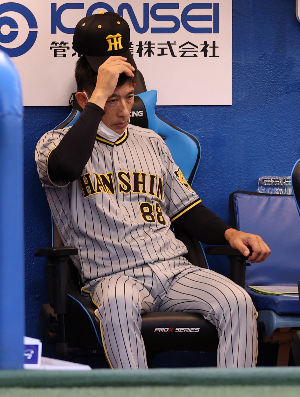 ヤクルト対阪神　試合前、キャップを被りなおす阪神矢野監督（撮影・狩俣裕三）