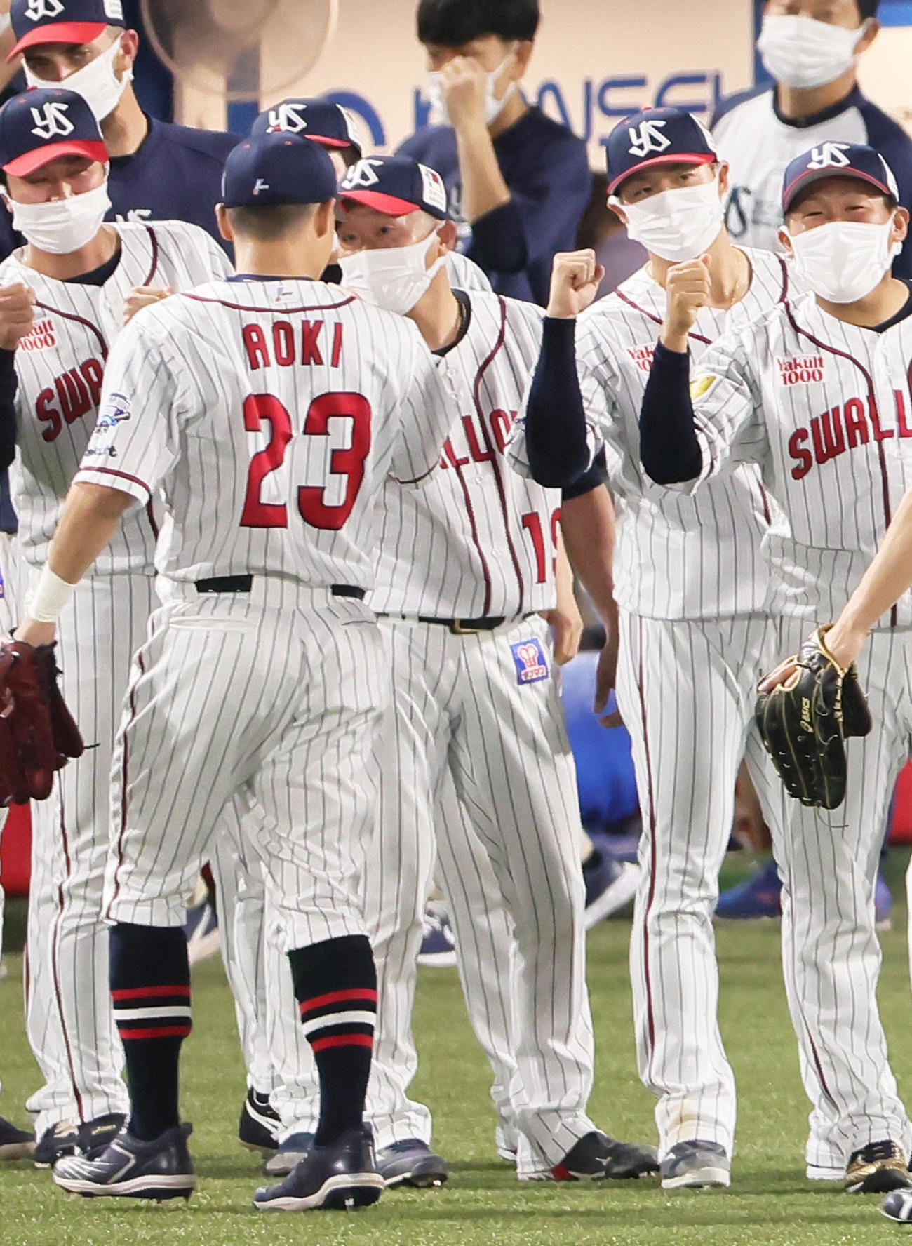 ヤクルト対阪神21年連続勝利を挙げたヤクルト石川（中央）は青木（左）とタッチを交わす（撮影・足立雅史）