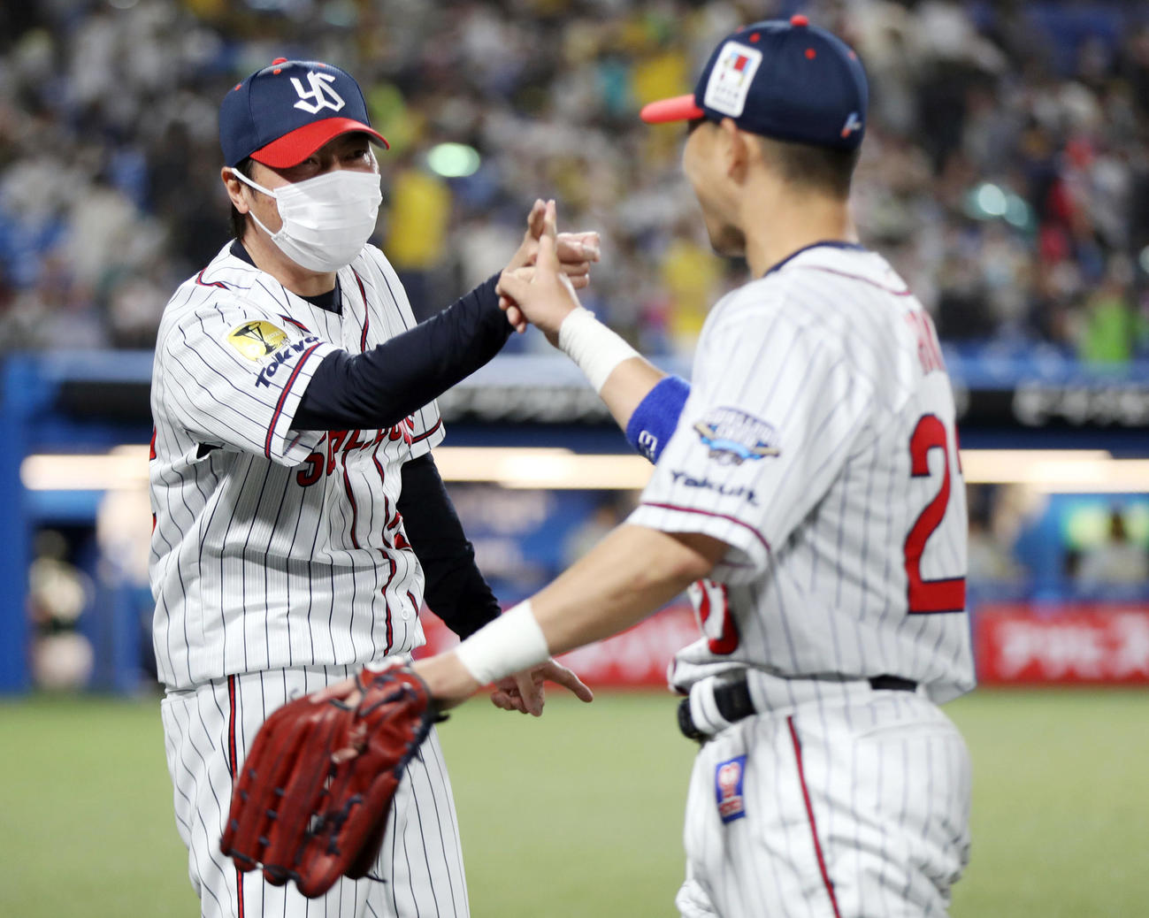 ヤクルト対阪神　試合後、ヤクルト青木（右）を迎える高津監督（撮影・狩俣裕三）