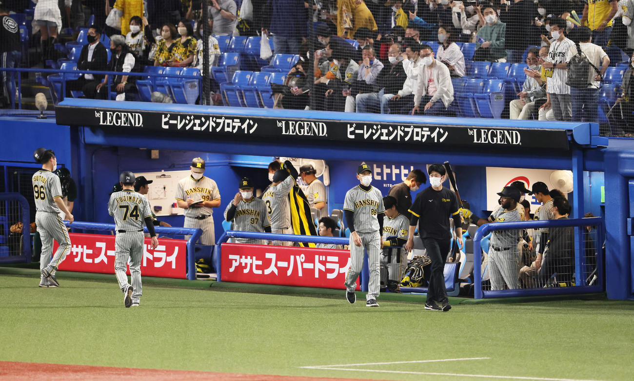 ヤクルト対阪神　敗れ、足早に引き揚げる阪神矢野監督（中央右）（撮影・足立雅史）