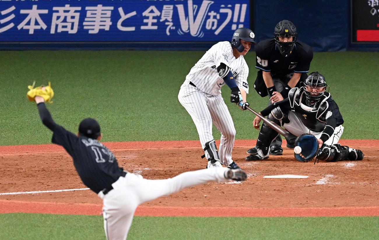 オリックス対ロッテ　4回裏オリックス2死一、二塁、来田は空振りの三振に倒れる。投手佐々木朗（撮影・前岡正明）