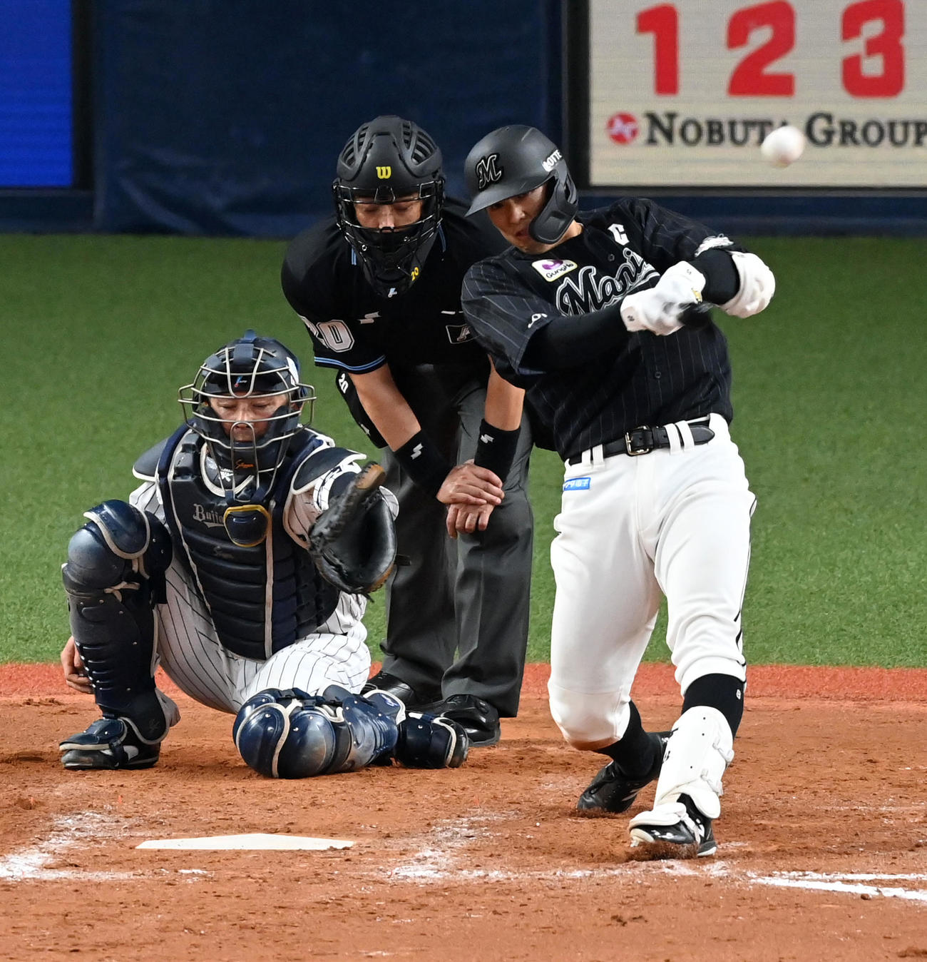 オリックス対ロッテ　9回表ロッテ2死一、二塁、中村奨は左適時2点二塁打を放つ（撮影・前岡正明）