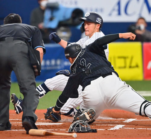 オリックス対ロッテ　1回裏オリックス1死一、二塁、吉田正の左前打で本塁を狙った福田はタッチアウト、捕手は松川（撮影・和賀正仁）