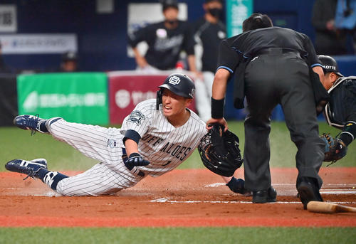 オリックス対ロッテ　1回裏オリックス1死一、二塁、吉田正の左前打で本塁を狙った福田はタッチアウト、捕手は松川（撮影・和賀正仁）