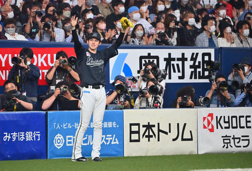 オリックス対ロッテ　2回表ロッテ2死満塁、高部の2点適時打に喜ぶロッテ佐々木朗（撮影・和賀正仁）