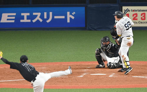 オリックス対ロッテ　4回裏オリックス2死一塁、杉本は死球を受ける。投手佐々木朗（撮影・前岡正明）