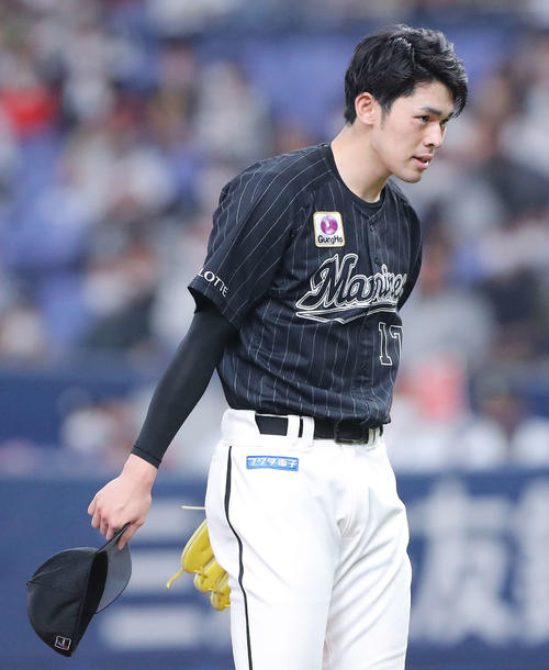 オリックス対ロッテ　4回裏オリックス2死一塁、打者杉本に死球を与え頭を下げる佐々木朗（撮影・河田真司）