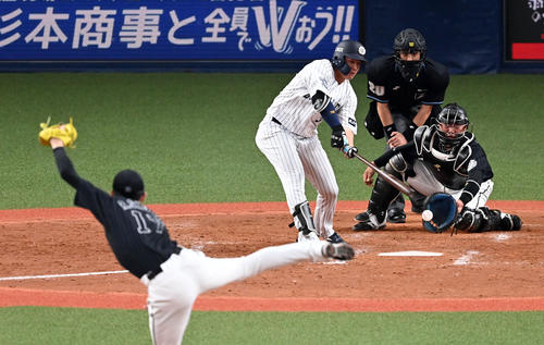 オリックス対ロッテ　4回裏オリックス2死一、二塁、来田は空振りの三振に倒れる。投手佐々木朗（撮影・前岡正明）