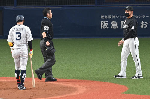 オリックス対ロッテ　2回裏オリックス2死二塁、主審と話す井口監督（撮影・前岡正明）