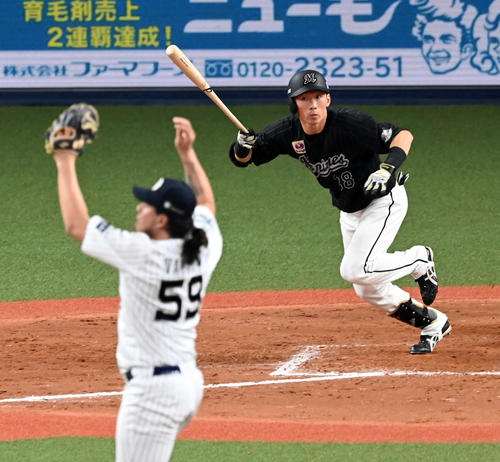 オリックス対ロッテ　9回表ロッテ1死一、三塁、高部は中前適時打を放つ。投手バルガス（撮影・前岡正明）