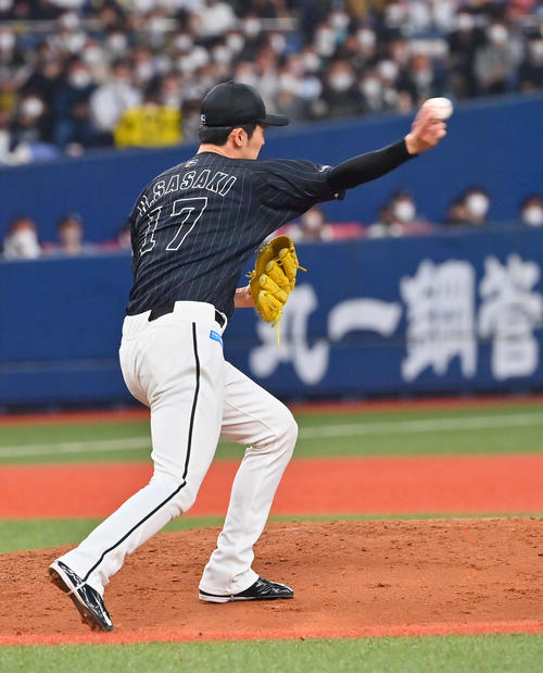 オリックス対ロッテ　5回裏オリックス無死満塁、佐々木朗は紅林の投ゴロに仕留めるも併殺の間に失点する（撮影・和賀正仁）