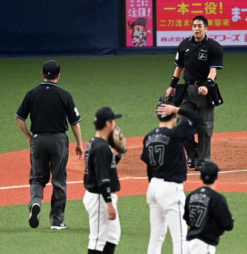 オリックス対ロッテ　2回裏オリックス2死二塁、佐々木朗に声を掛けた白井球審（撮影・前岡正明）