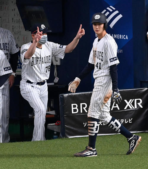 オリックス対ロッテ　7回、バレラのアウトの判定にリクエストする中嶋監督（撮影・前岡正明）