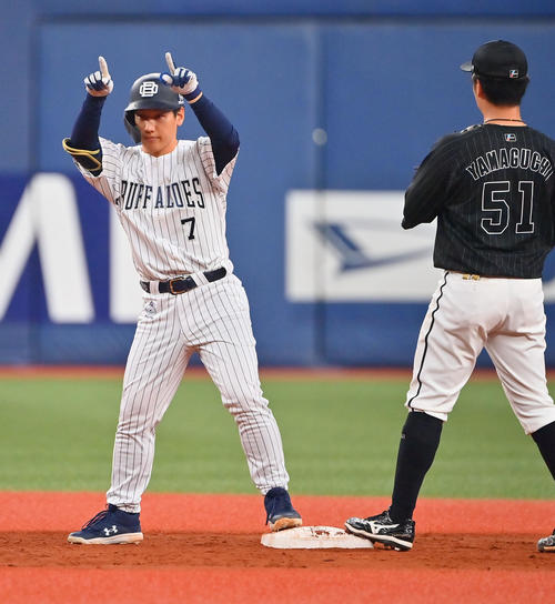 オリックス対ロッテ　5回裏オリックス2死三塁、吉田正は左中間に適時二塁打を放ちベンチに向かいポーズする（撮影・和賀正仁）