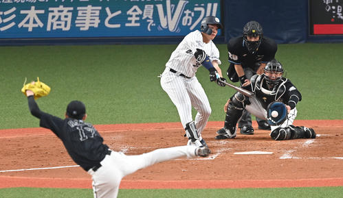 オリックス対ロッテ　2回裏オリックス1死一塁、来田は空振りの三振に倒れる。投手佐々木朗（撮影・前岡正明）