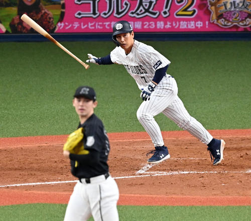 オリックス対ロッテ　5回裏オリックス2死三塁、吉田正は中適時二塁打を放つ。投手佐々木朗（撮影・前岡正明）