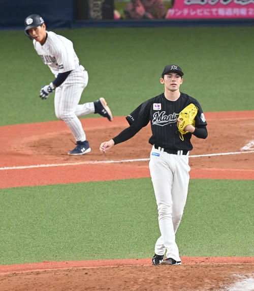 オリックス対ロッテ　5回裏オリックス2死三塁、吉田正に中適時二塁打を打たれた佐々木朗（撮影・前岡正明）