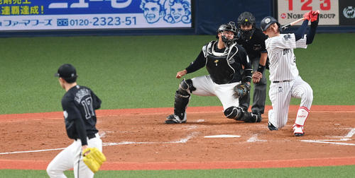オリックス対ロッテ　3回裏オリックス2死、紅林は空振りの三振に倒れる。投手佐々木朗（撮影・前岡正明）