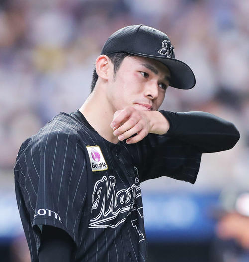 オリックス対ロッテ　5回裏を抑えベンチに戻る佐々木朗（撮影・河田真司）