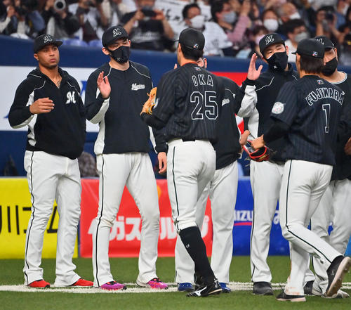 オリックス対ロッテ　オリックスに勝利し、ナインを迎えるロッテ佐々木朗（左から2人目）（撮影・和賀正仁）
