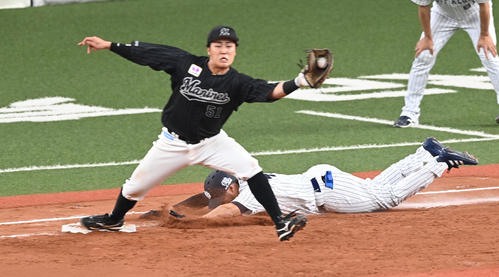オリックス対ロッテ　7回裏オリックス2死満塁、代打のバレラは二塁ゴロに倒れる。野手山口（撮影・前岡正明）